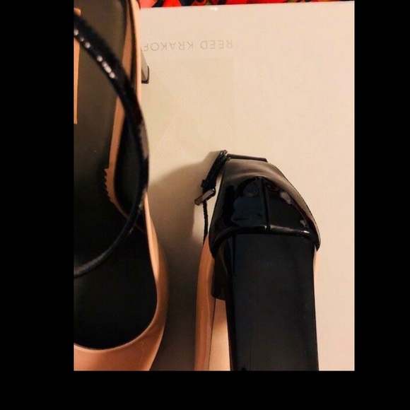 REED KRAKOFF TWO-TONED PATENT LEATHER PUMPS - Picture 5 of 6